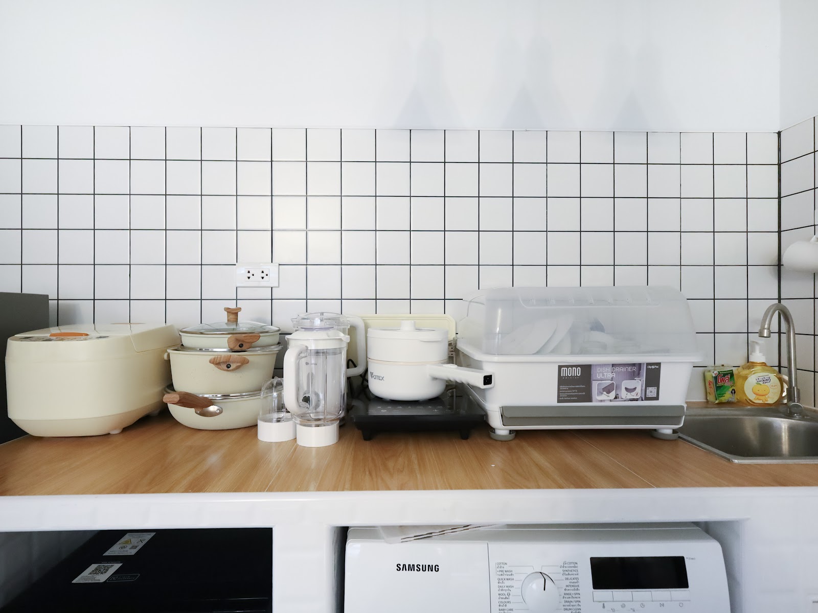 White-tiled kitchen with cooking set